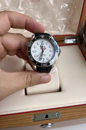OMEGA Seamaster Diver 300M Cadran Blanc Bracelet Caoutchouc 2022 Boîte et Papiers