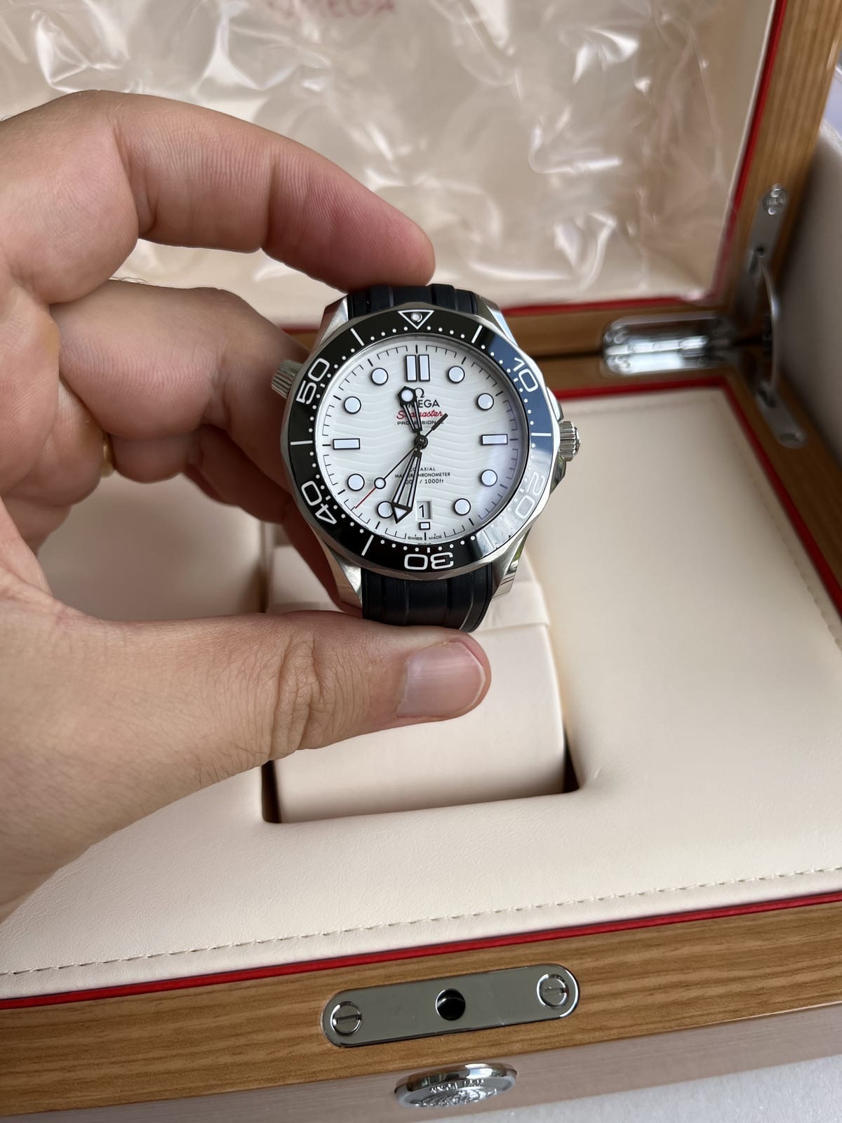 OMEGA Seamaster Diver 300M Cadran Blanc Bracelet Caoutchouc 2022 Boîte et Papiers