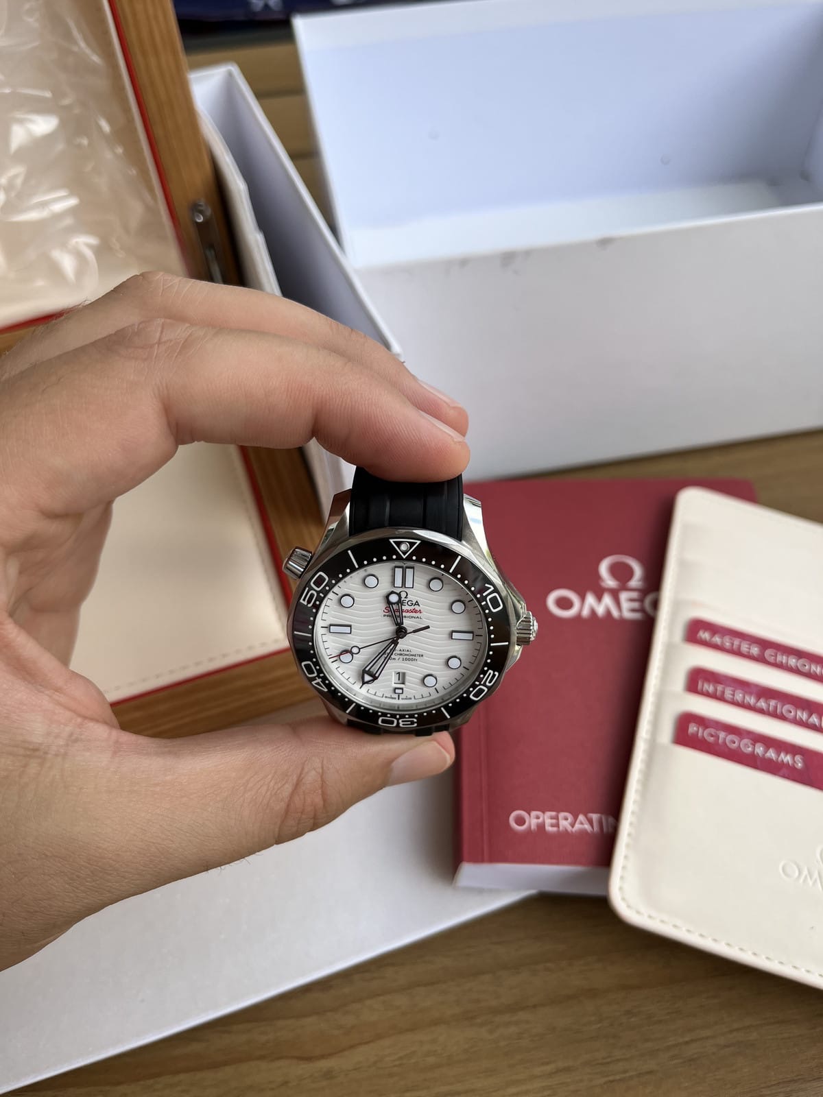 OMEGA Seamaster Diver 300M Cadran Blanc Bracelet Caoutchouc 2022 Boîte et Papiers – Image 5