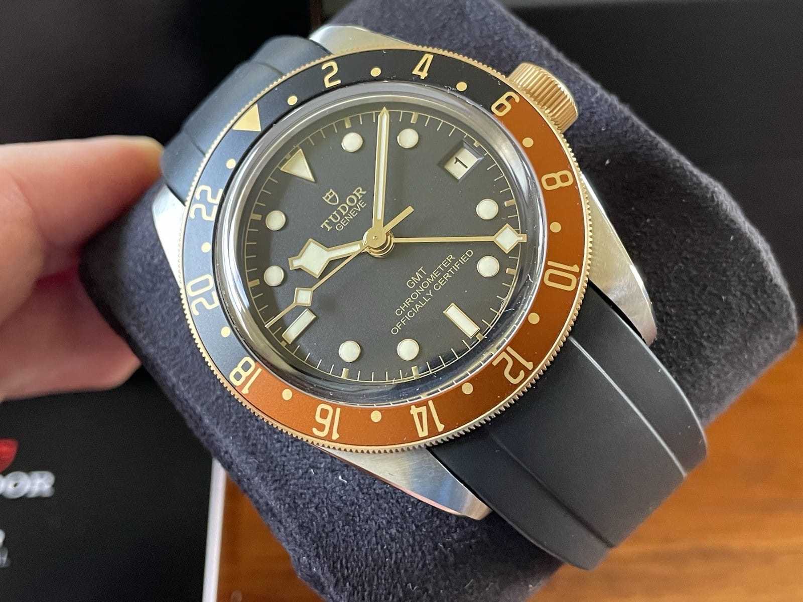 Montre-bracelet Tudor Black Bay GMT S&G 41 mm M79833 en excellent état. – Image 2
