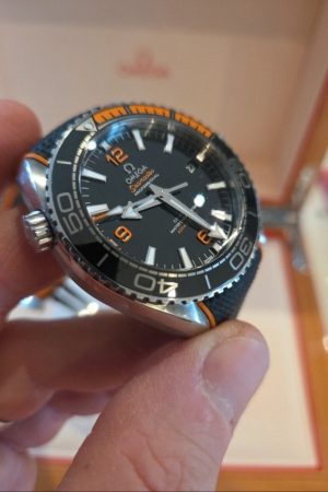 OMEGA Planet Ocean Co-Axial Master 44 mm, bracelet noir et orange. 215.32.44.21.01.001
