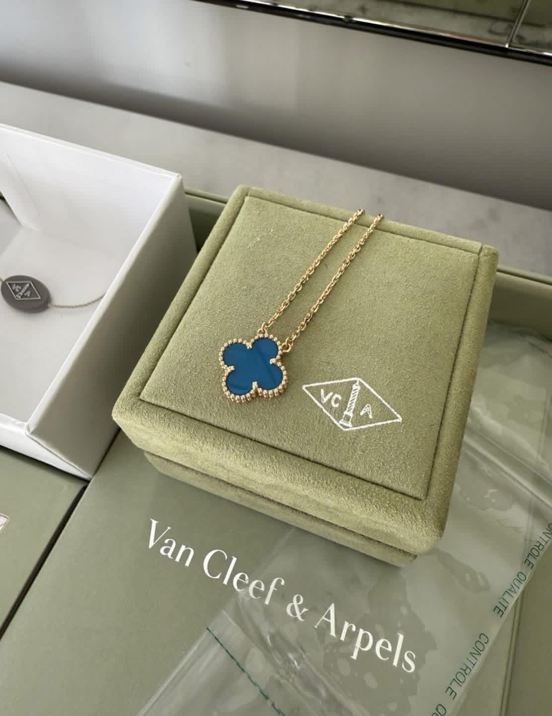 Pendentif Van Cleef & Arpels Vintage Alhambra Agate Or Jaune 750 Coffret – Image 6