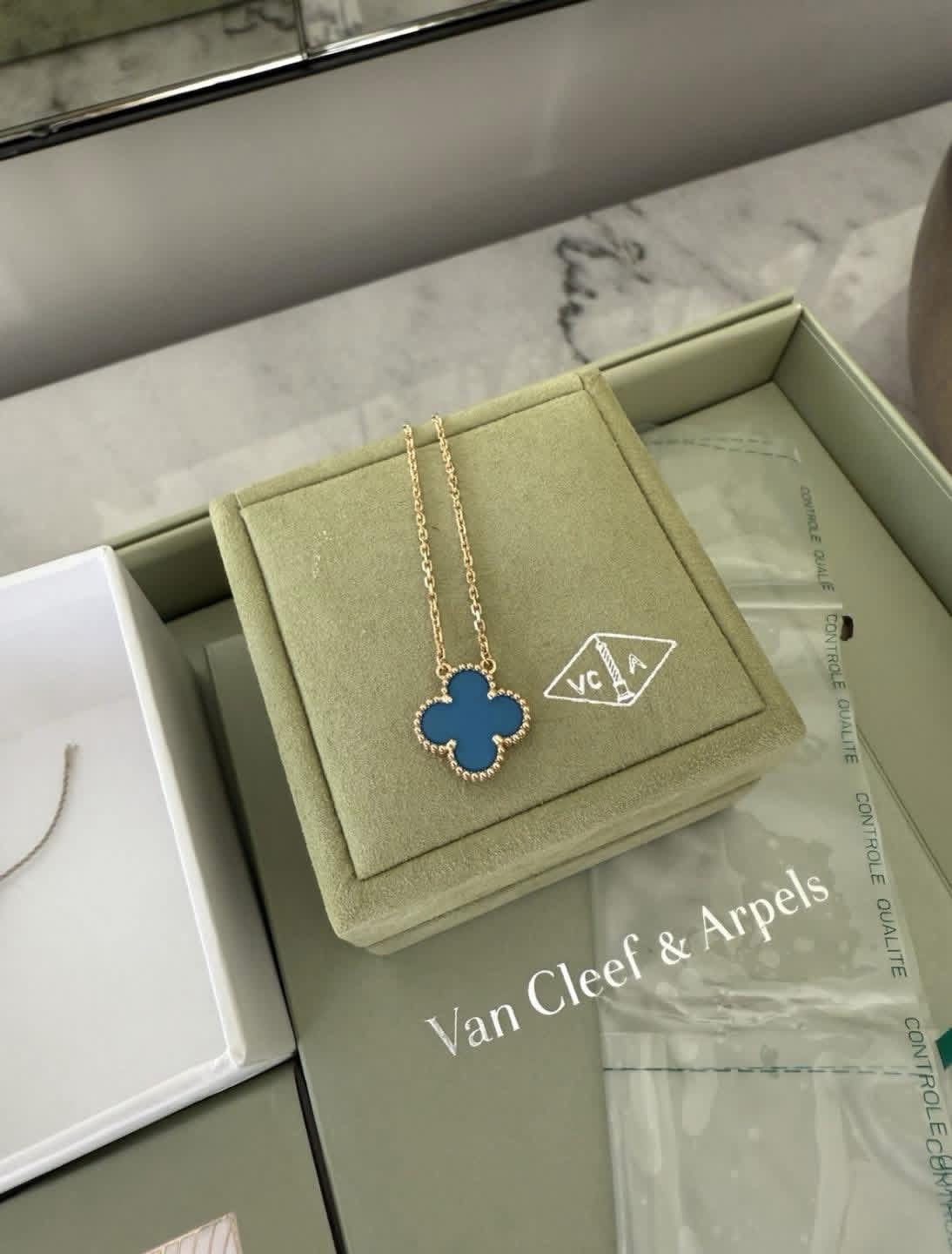 Pendentif Van Cleef & Arpels Vintage Alhambra Agate Or Jaune 750 Coffret – Image 7