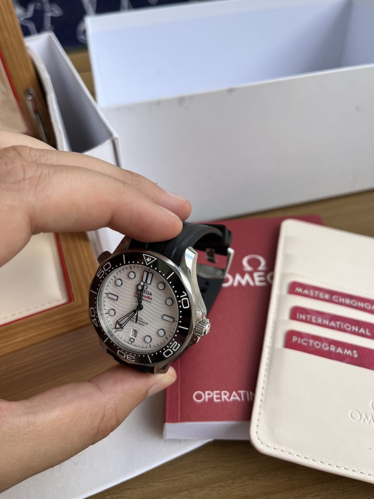 OMEGA Seamaster Diver 300M Cadran Blanc Bracelet Caoutchouc 2022 Boîte et Papiers – Image 6
