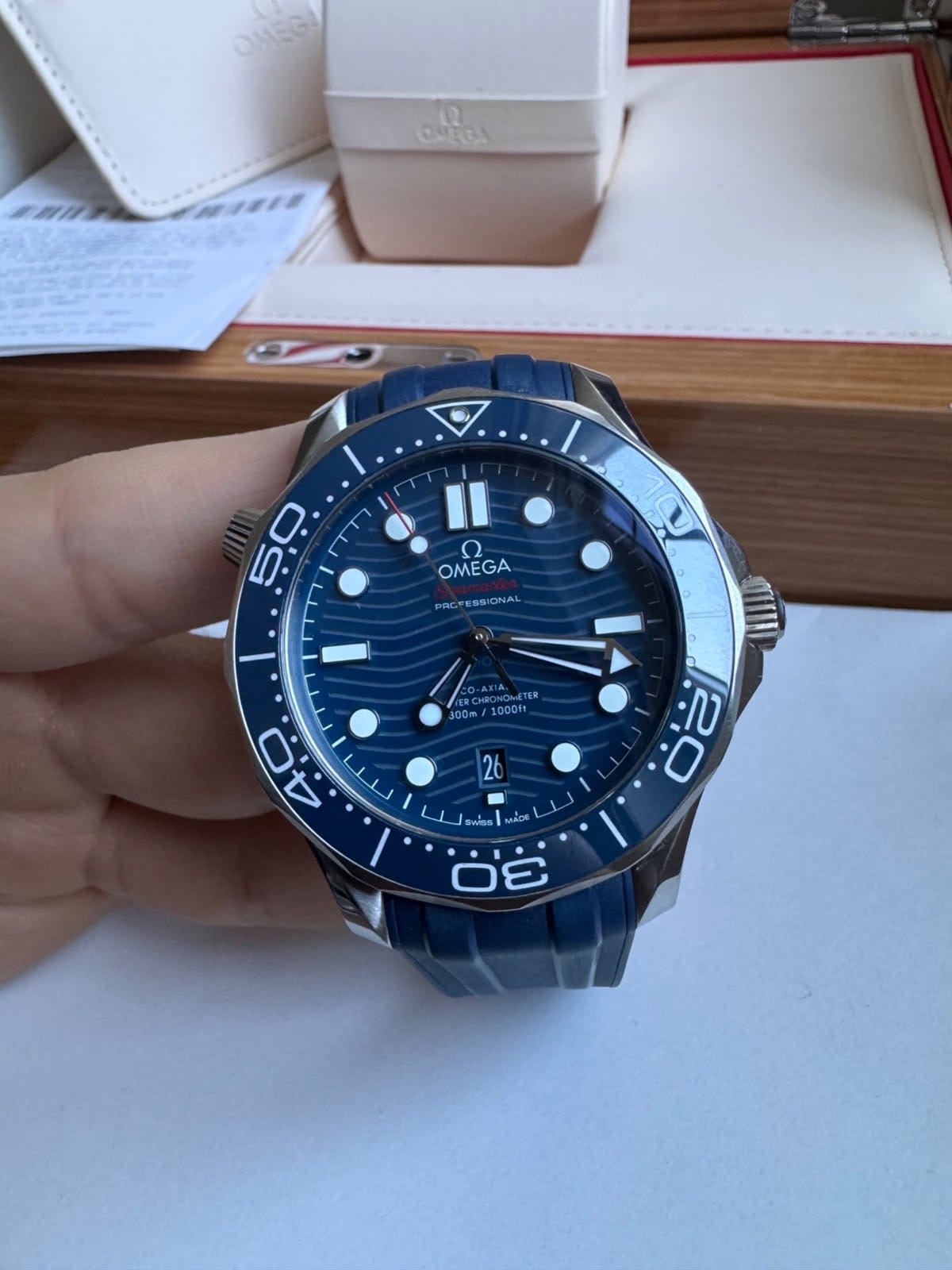 Montre homme OMEGA Seamaster bleue, bracelet en caoutchouc, édition 2019 - 210.32.42.20.03.001 – Image 2