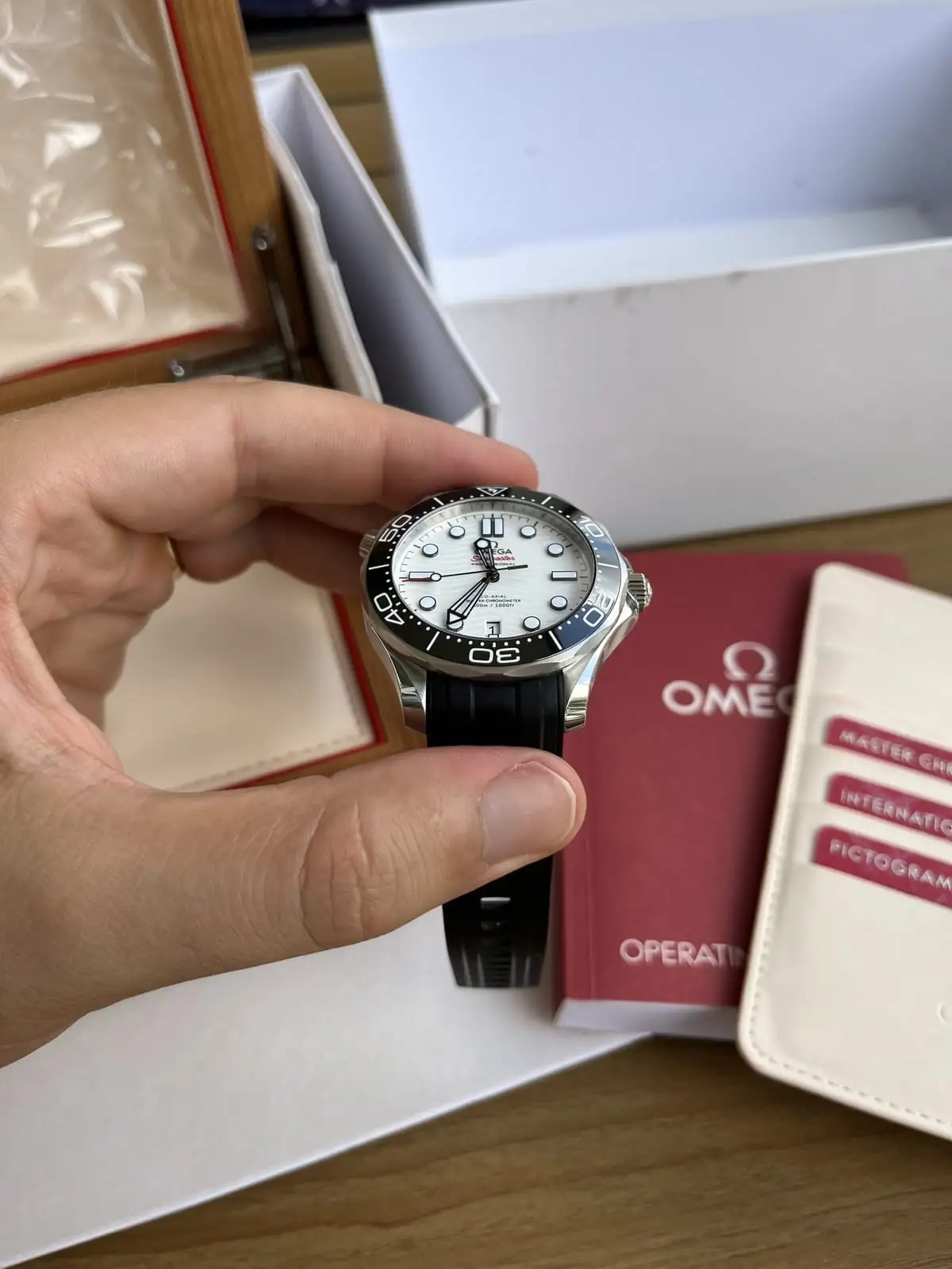 OMEGA Seamaster Diver 300M Cadran Blanc Bracelet Caoutchouc 2022 Boîte et Papiers – Image 5