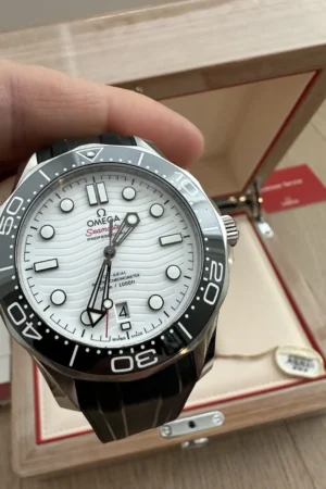 OMEGA Seamaster 300M Blanc 210.32.42.20.04.001 Bracelet déployant d'origine boîte, cartes et étiquette.