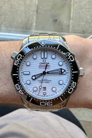 Omega Seamaster Blanche 300M | 210.30.42.20.04.001 | 2025 | Boîte et papiers